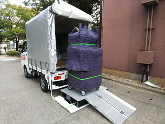 精密機器の積み込み風景