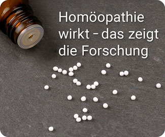 Homöopathie-Globuli vor umgekipptem Fläschchen liegend