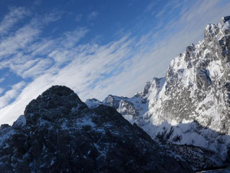 Wer in den bayerischen Alpen Schnee sucht, muss derzeit auf eine Höhe von mindestens 1500 Metern. In den Mittelgebirgen sind die meisten Skigebiete noch geschlossen. Foto: Stephan Jansen