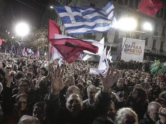 Anhänger der radikalen Linken (Syriza). Viele Opfer der Krise setzen große Hoffnungen in das linke Bündnis. Foto: Yannis Kolesidis