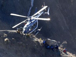 Bisher sind die Ermittler und Bergungskräfte auf Hubschrauber angewiesen um in das unwegige Gebiet zu gelangen. Foto: Yoan Valat