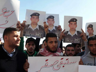 Erschütterung in Jordanien: Studenten mit Fotos des ermordeten Piloten Muas al-Kasasba. Foto: str