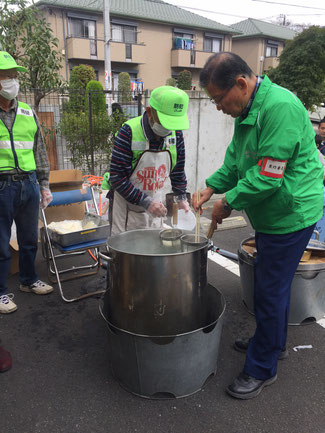 秋の御所見文化祭で模擬店を出す防犯協会のみなさん