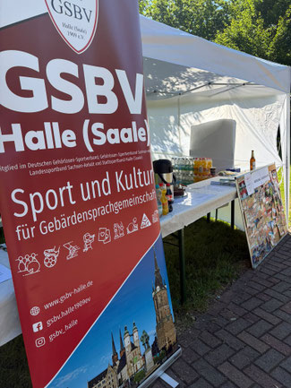 Pavillon mit tollem Essen und Getränkeangebot auf dem Schulhof.