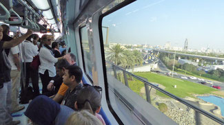 Bild: Zur Bootsfahrt auf dem Creek mit der hochmodernen Metro in Dubai