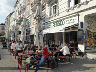 Bild: Straßenrestaurants im Schulterblatt gegenüber der Roten Flora im Schanzenviertel