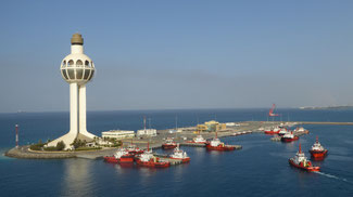 Bild: Blick beim Auslaufen aus dem Hafen von Jeddah auf den Suezkanal