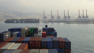 Bild: Containerwechsel in Beirut mit der MSC Plaoma