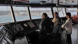 Bild: Auf der Brücke des Containerschiffes bei der Einfahrt in den Hafen von Marsalokk auf Malta