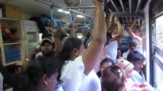 Bild: Völlig überfüllter Zug nach Bandarawela in Sri Lanka