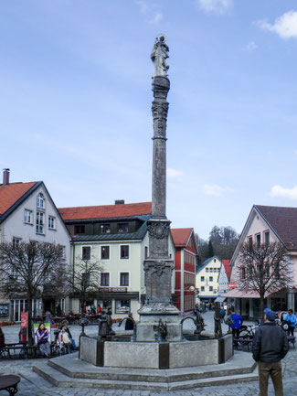 Bild: Mariensäule in Immenstadt eine Brunnenanlage mit verschiedenen Figuren aus dem Handwerk