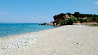 La spiaggia alla taverna Agathoklis