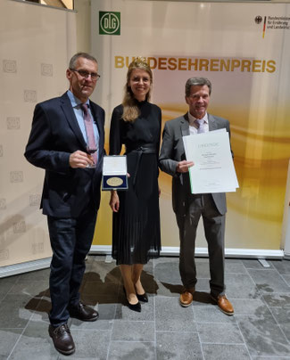 v.l. Kellermeister Bruno Serrer, Deutsche Weinkönigin Eva Brockmann und Josef Rohrer (Inhaber Weingut Schwörer)