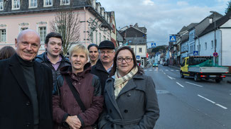 Der FDP-Kreisvorsitzende Ulrich van Bebber (l.) fordert mit der FDP Adenau eine Durchfahrtssperre für große LKWs.
