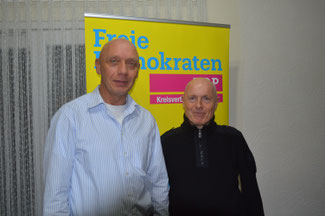 Der FDP-Kreisvorsitzende Ulrich van Bebber (rechts) gratuliert Wolfgang Reuß zur Wahl zum Vorsitzenden der FDP Grafschaft