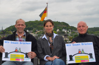Christina Steinhausen, Alexander Buda (links) und Ulrich van Bebber freuen sich, dass der FDP-Landesparteitag eine Machbarkeitsstudie für die Rheinquerung zwischen den Kreisen Neuwied und Ahrweiler beschlossen hat.
