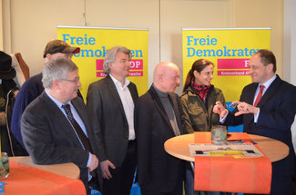 Alexander Graf von Lambsdorff (rechts) diskutierte mit zahlreichen Gästen und den FDP-Vertretern im Kreis Ahrweiler (von rechts nach links) Christina Steinhausen, Ulrich van Bebber, Hellmut Meinhof und Ralf Kössendrup über die Flüchtlingspolitik.