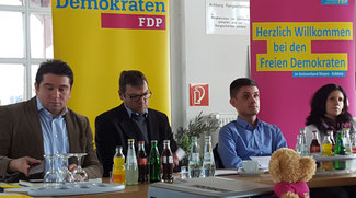 neugewählte Mitglieder des geschäftsführenden Vorstandes. (v.l.n.r. Deniz Türköz, neuer Kreisschatzmeister, Thomas Schroeder, neuer stv. Kreisvorsitzender, Luca Lichtenthäler, neuer stv. Kreisvorsitzender, Susanne Rausch-Preißler, wiedergewählte Kreisvor