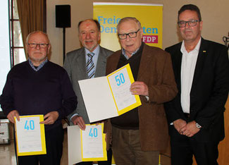Ewald Edinger, Rainer Jung und Hans-Artur Bauckhage wurden vom Kreisvorsitzenden Christof Lautwein (von links) für ihre langjährige Parteizugehörigkeit geehrt.