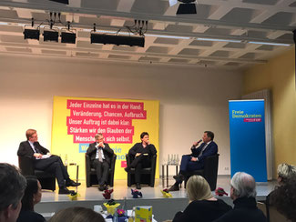 v.L.: Moderator Marcelo Peerenboom, Wolfgang Clement (Ministerpräsident NRW a.D.; Bundesminister Wirtschaft und Arbeit a.D.), Dr. Hubertus Porschen (Bundesvors. Die Jungen Unternehmer) und Dr. Kai Rinklake (wirtschaftspolitischer Sprecher FDP Neuwied)