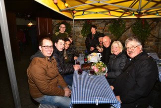 Erika Hostert (2. von rechts) freute sich über den Besuch der Freien Demokraten (von rechts) Ralf Kössendrup, Ulrich van Bebber, Rudi Josten, Christina Steinhausen, Stephan Kirchharz und David Jacobs.