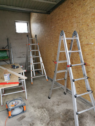 Garagen Abtrennung mit OSB Platten auf einem Betonsockel 