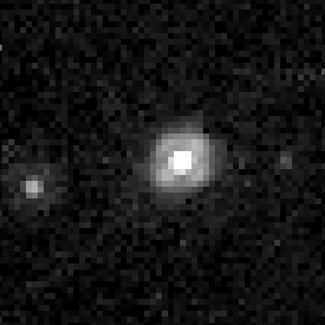 Haumea (mitte), Hiʻiaka (links) und Namaka (rechts) auf einer Hubble-Aufnahme aus dem Jahr 2008.