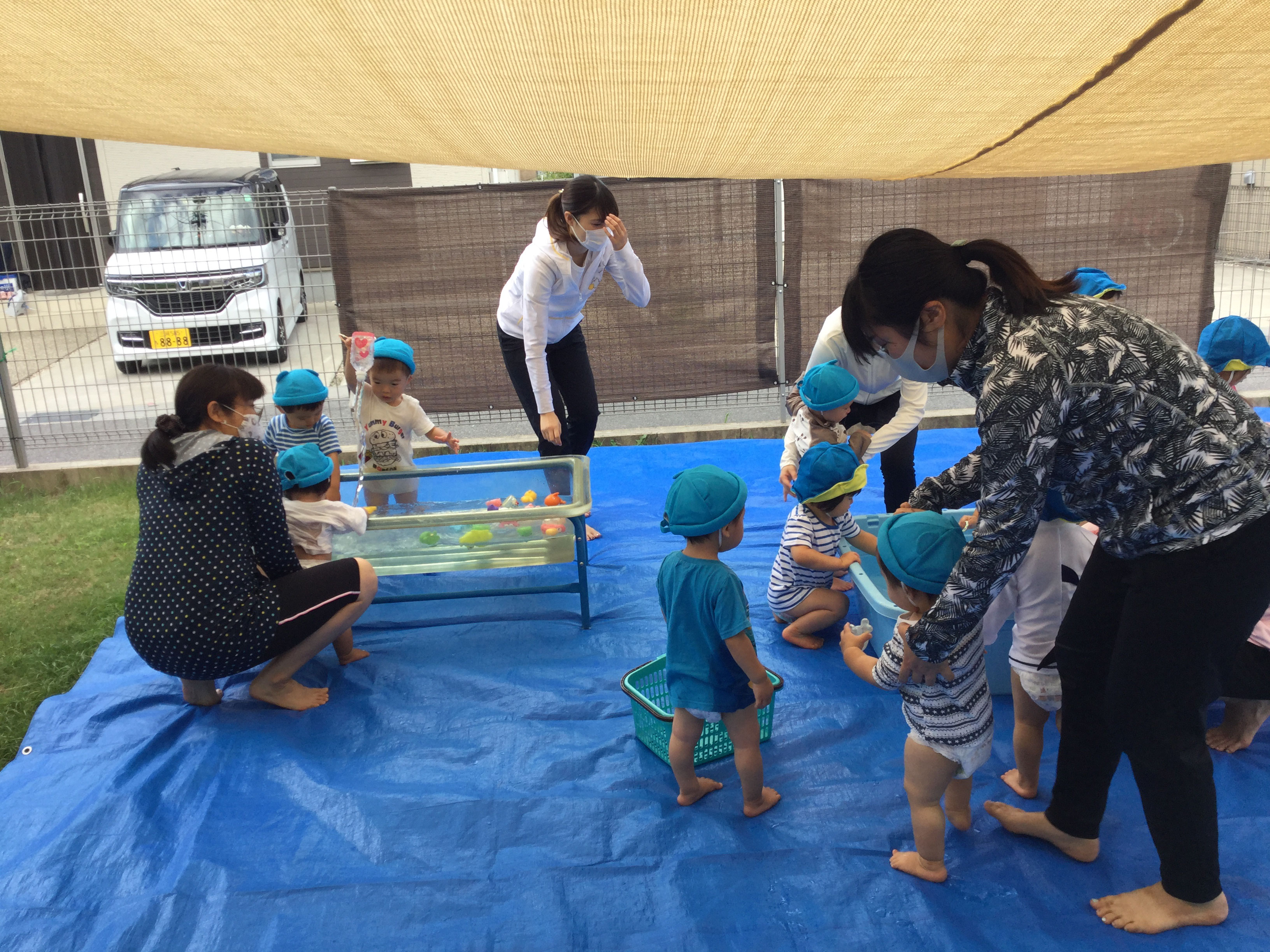 　みんな、水遊びが好きなようで、いろいろなおもちゃを使って,水遊びを楽しんでいました。