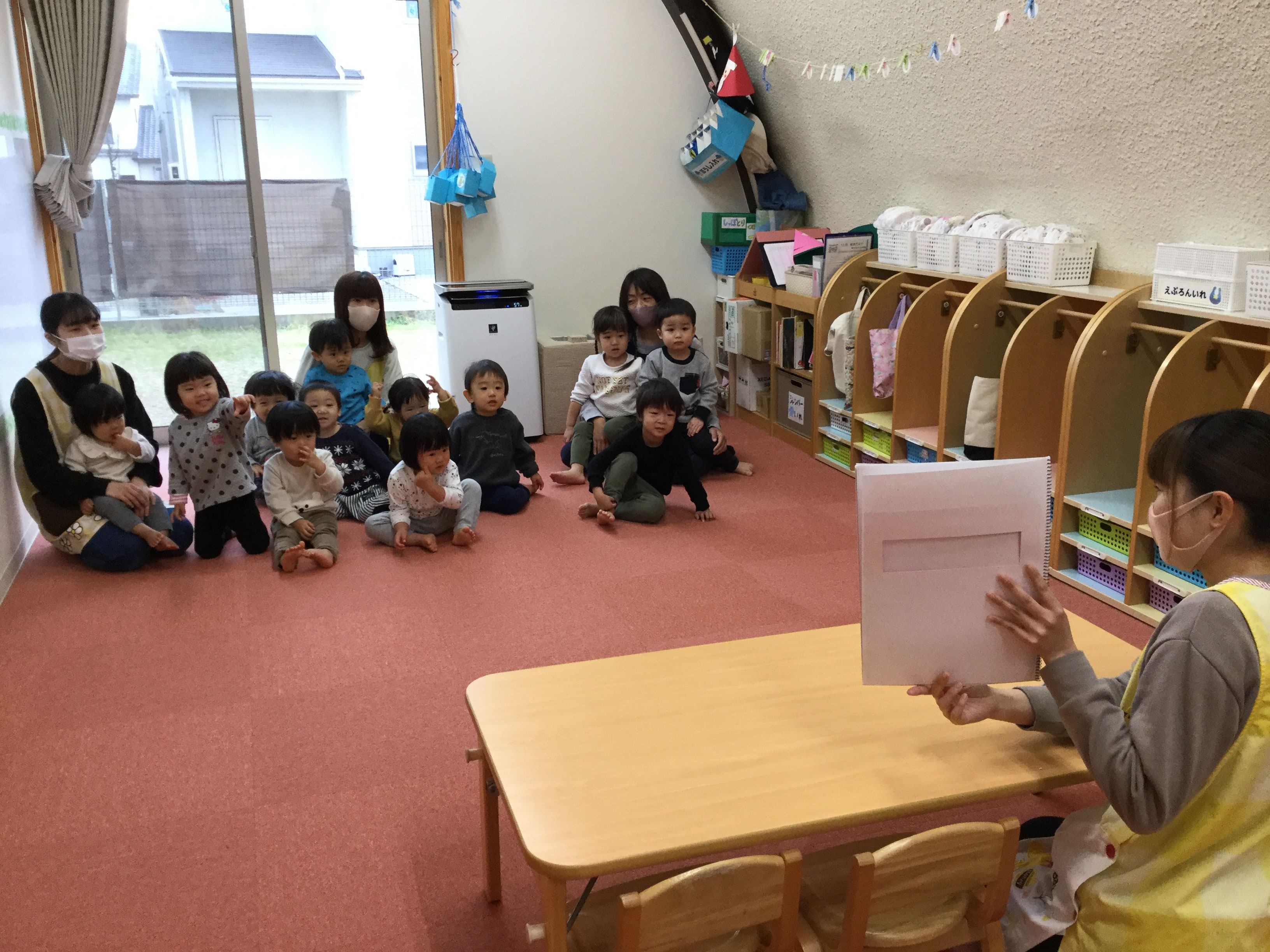 　お楽しみ会は、先生が持っているドアから見えている動物が何かを　　当てるというゲームをやってくれました。みんな、真剣に考えていました。当たると大喜びでした。