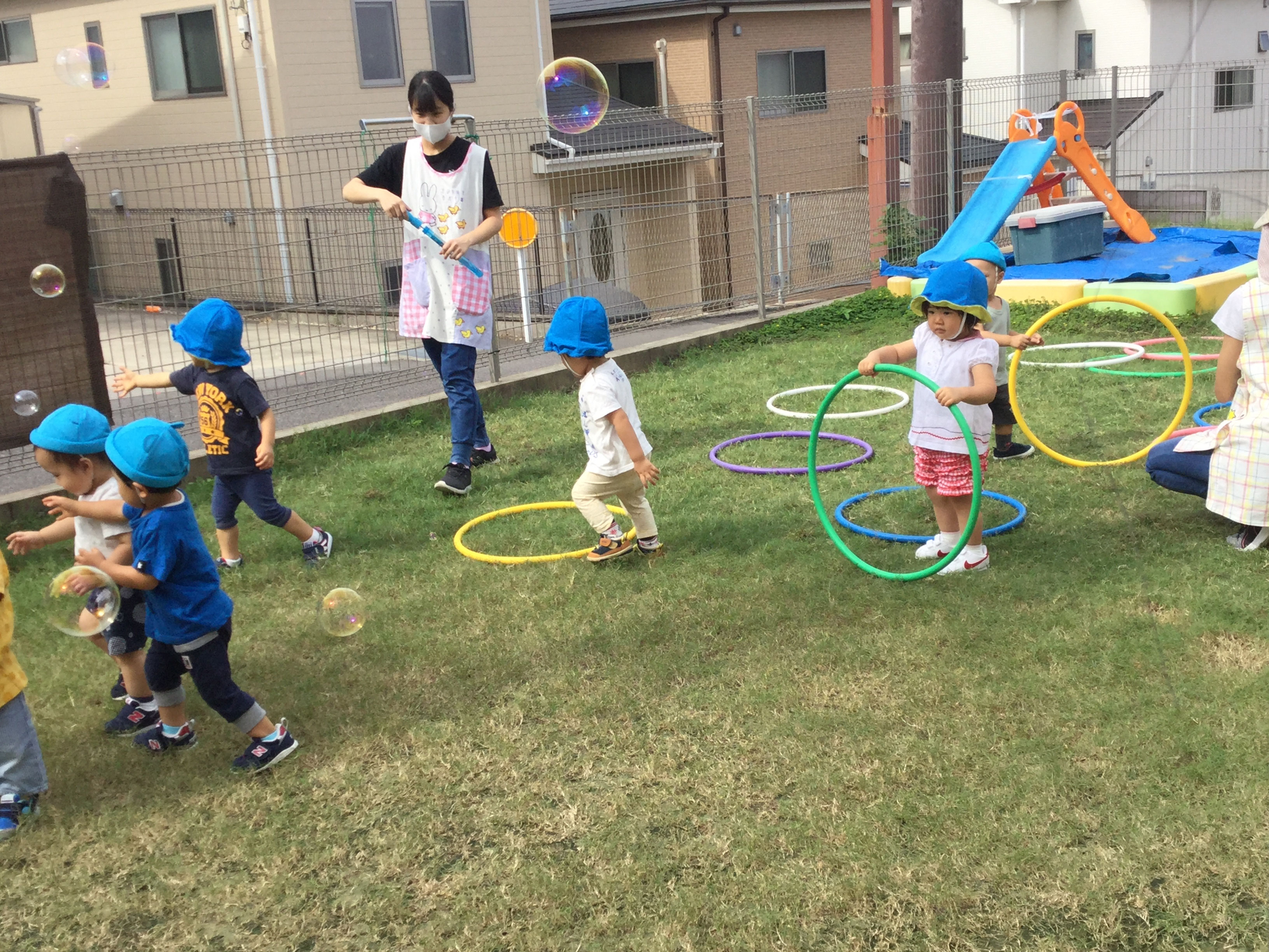 　先週で水遊びも終わったので、今日はテラスで遊びました。ひかりぐみさんとそらぐみさんは、シャボン玉とフープで遊びました。
