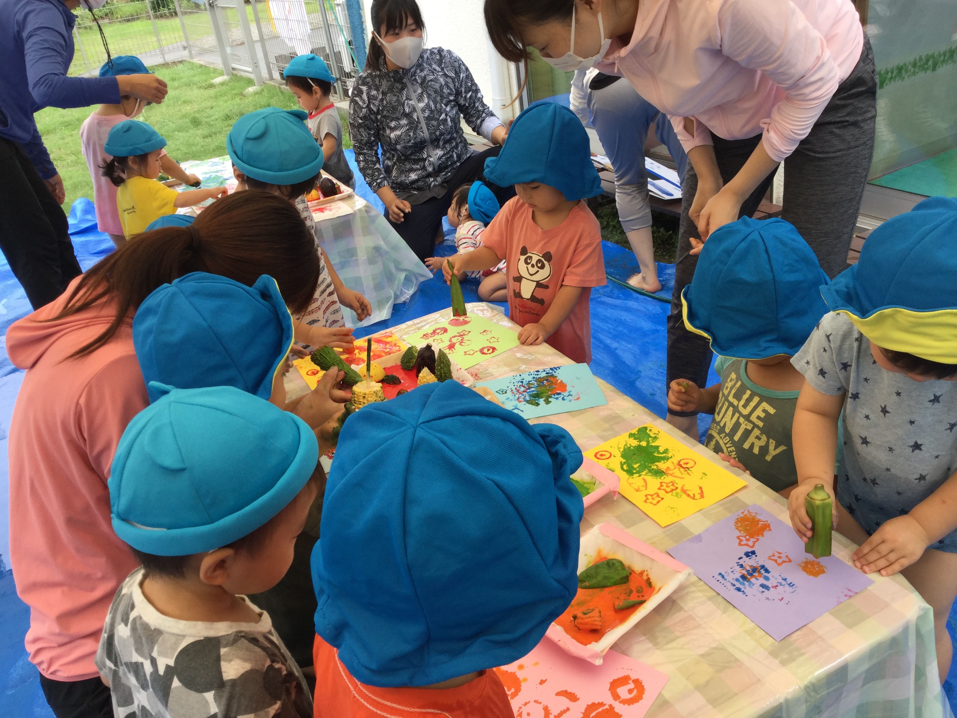 　ピーマン、とうもろこし、オクラ、ゴーヤなど、いろいろな野菜をスタンプして遊びました。