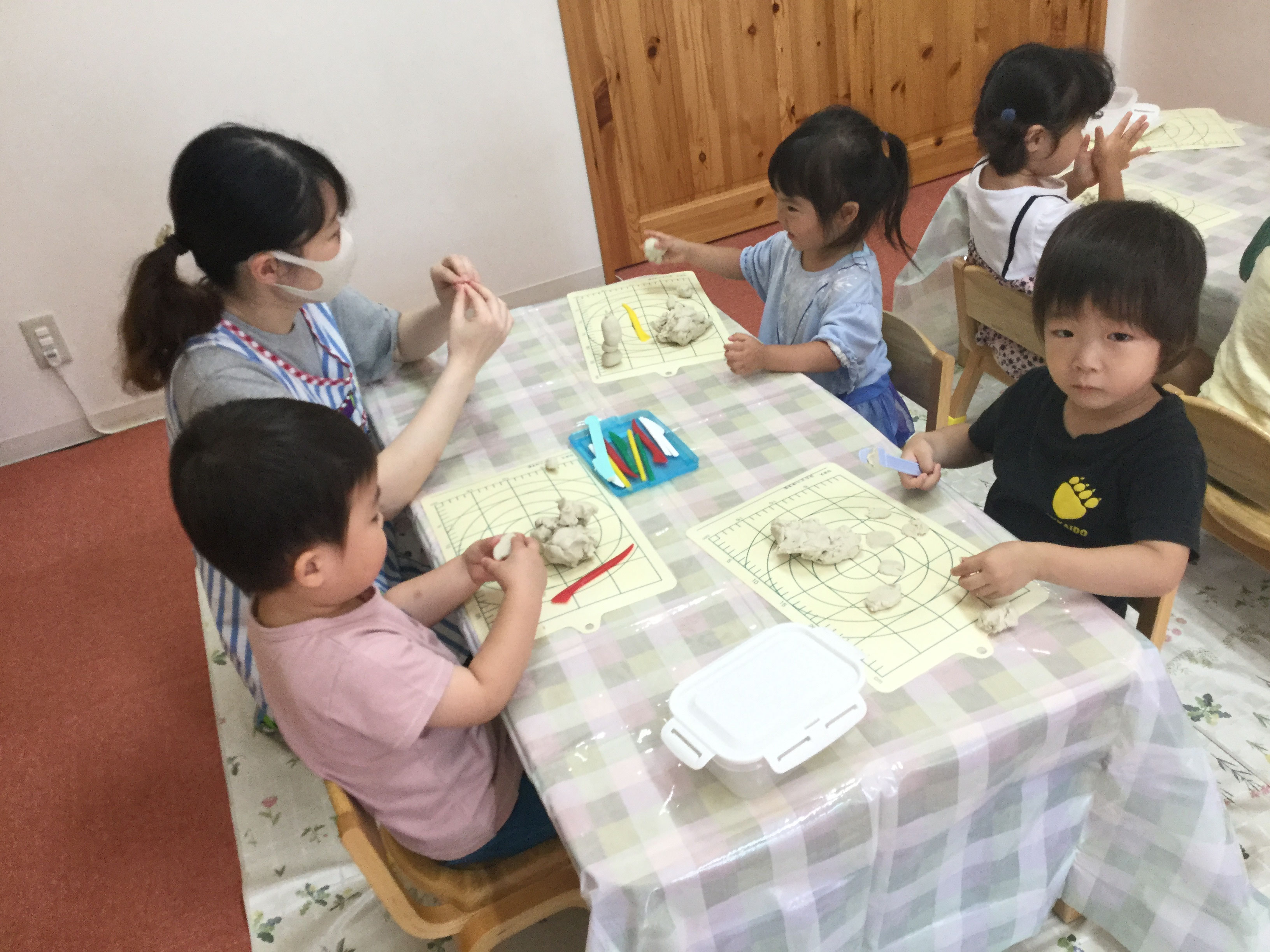 　ちぎったり、丸めたり、楽しそうに粘土で遊んでいました。