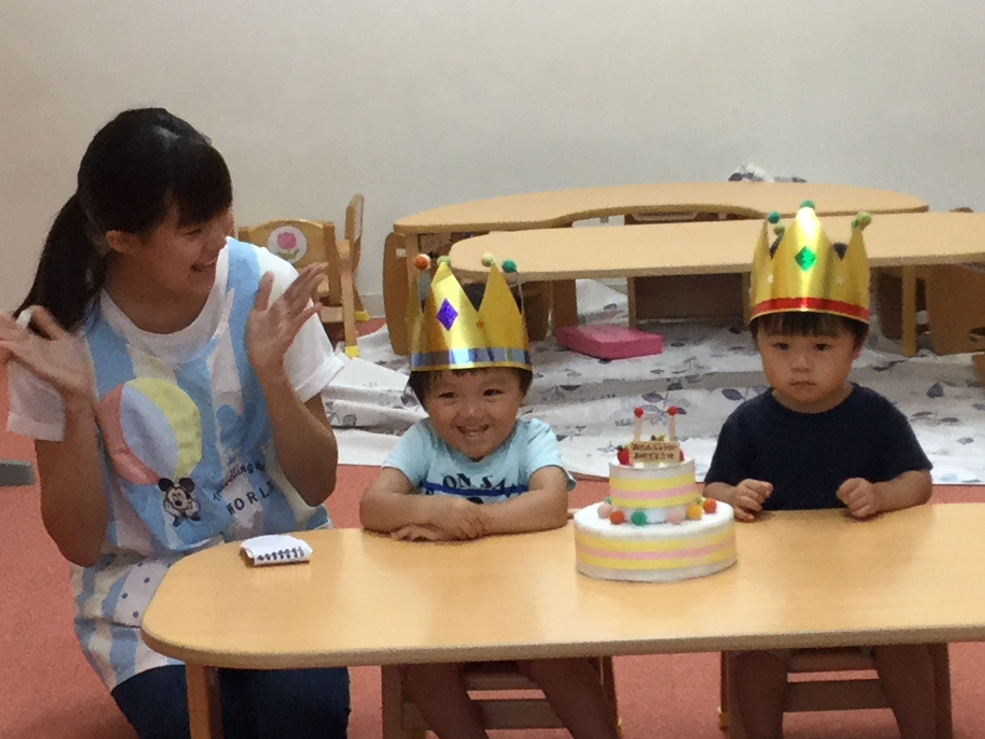 　今日は、ひかりぐみのたいしくんとなおとくんの、お誕生日会をしま　した。たいしくんは19日で2歳、なおとくんは今日で2歳になりました。みんなから、ケーキと♪ ハッピーバーズデイ  ♪  の歌のプレゼント。　　たいしくん、なおとくん、2 歳のお誕生日おめでとう !