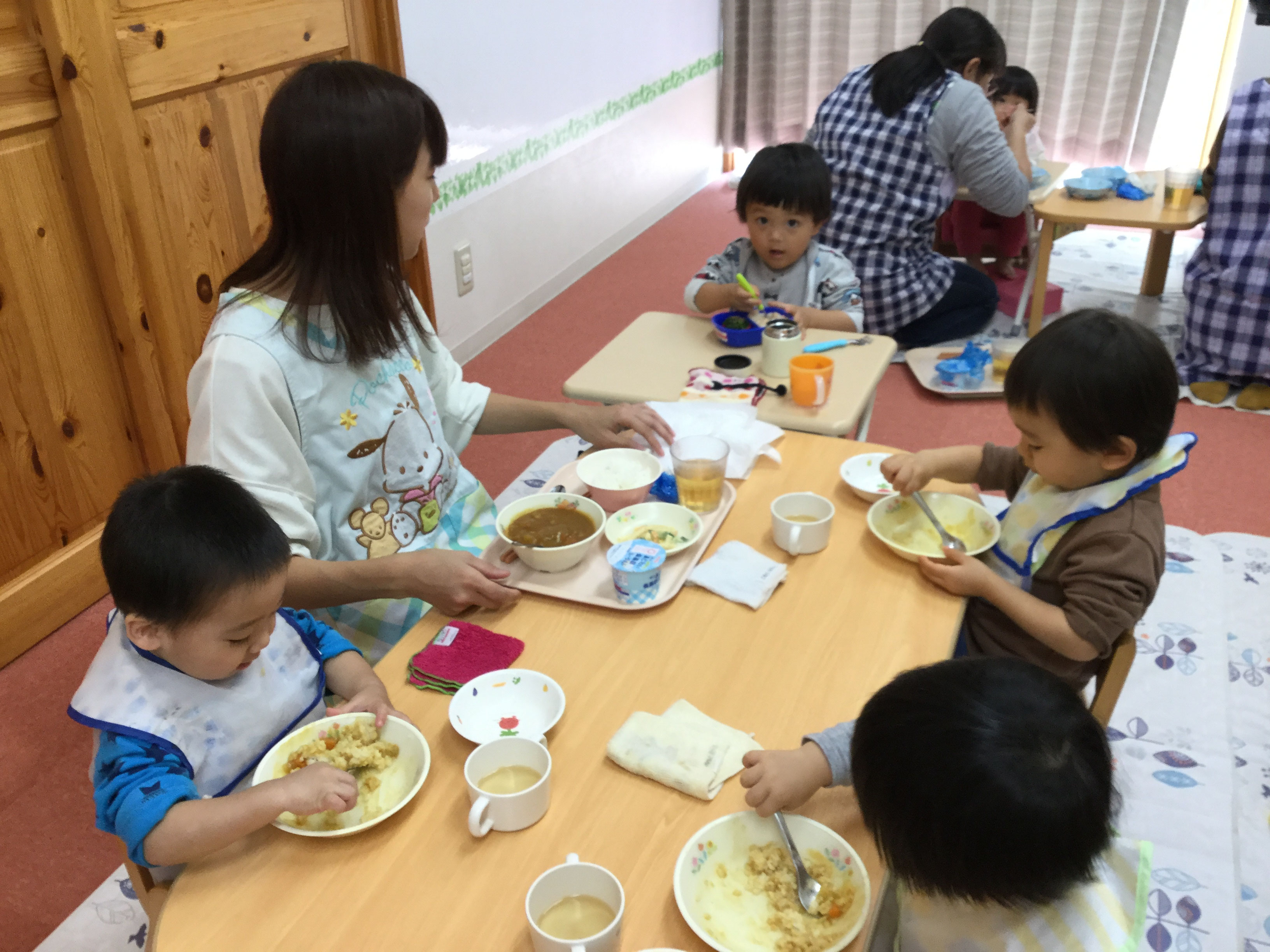 　みんな、おいしそうに食べています。
