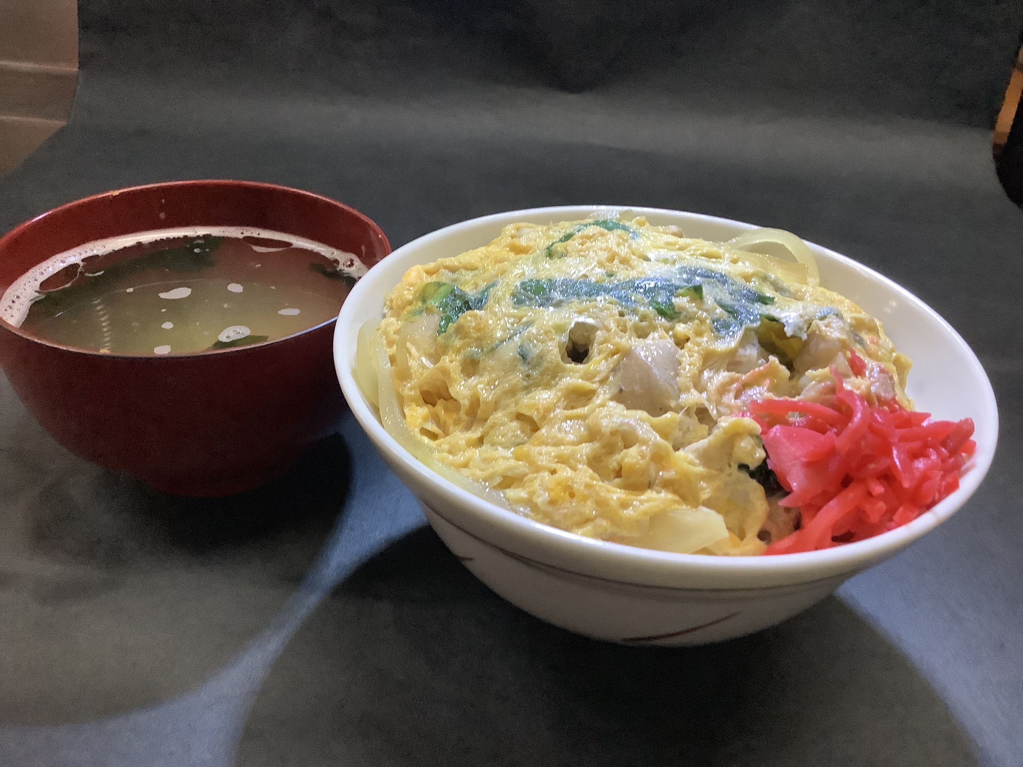福生ラーメン　ポロ春です。福生駅近くにあるラーメン店です、こんぶ、ソーダガツオなどのだしを使った体に優しいスープが特徴です。メニューもボリュームも他の店より多いのが自慢です。米軍横田基地が近く、米国人のお客様もいらっしゃいます。英語の対応もドル払いもOKです。