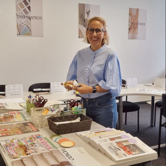 Nora Böhm als Moodboard und INterior Expertin im blauen Hemd und passender Brille