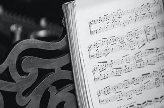 Die musikalische Untermalung auf einer Beerdigung macht die Trauerfeier zu einem letzten feierlichen Akt. 