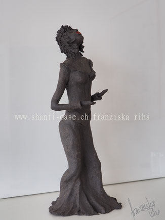 Göttin der Kraft Kunst Keramik Keramikkunst 