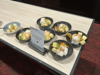 会場で振舞われたとある日の昼食(の一部).揚げ豆腐+ジャスミンライス+人参と胡瓜の酢の物,にチリソースです.国際会議みたいな味がしました.