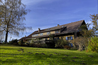Blick auf das Landhaus Kennerknecht im Herbst