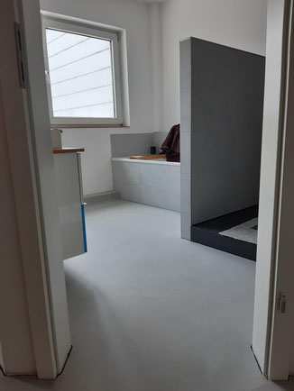 Betonböden, Spachtelboden und Verlaufsbeschichtungen aller Art wie Naturkalk, Mineralien und Kunstharz