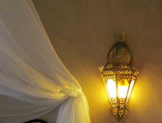 lumières dans salle de bains de la chambre d'hotes coriandre, riad maison d'hotes hôtel le jardin des épices à Taroudant, maroc