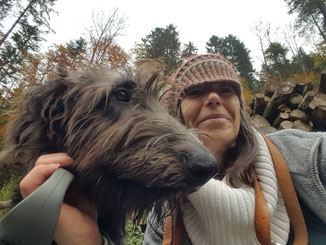 Irish Wolfhound Cairenn und Anita beim Winterspaziergang im Tösstal