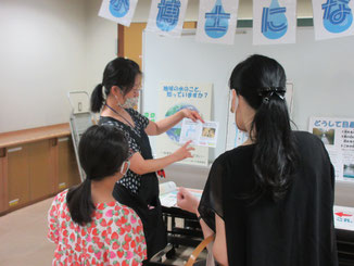 作品が乾くまでの間、展示を見ながら水についてのお勉強をしました。オイルボールの実物に大人も子どもも興味津々でした。