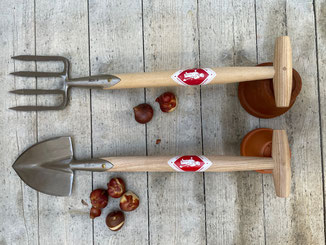 Die besten Geräte für die Reinigung von Steinfugen: kurzer Fugenkratzer, magische Fugenbürste, langstieliger Fugenkratzer mit Schabemesser. www.the-golden-rabbit.de