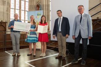 Preisverleihung "BaWü blüht" vlnr: Dr. Konold (Laudator), Sanja Drohm & Mona Merkle (Bunte Wiese Tü), Hr. Hauk (Minister für Ländlichen Raum und Verbrauchersch., MdL), Hr. Messner (Stellvertreter des Landrats, 1. Landesbeamter Tü) Bild: MLR/Andreas Essig