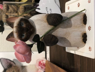 斉藤周子 「for you」 ¥44,000(バラ、台座付) ウッドカービング ジェルトン材、アクリル絵具、レジン 幅60㎜×奥行80㎜×高110㎜