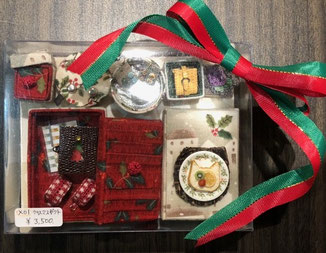 ※売約済 ぱおぱお「クリスマスギフトボックス」透明ケース入り マグネット付き¥3,500 105㎜×80㎜×厚み25㎜ クリスマスボックス(ツリーボックスinキャンドル、半円ポーチ)、丸型ソーイングボックス(ボタン、針刺し)、ミニボックス、ミニバッグ、花のオブジェ、クリスマスケース、猫のパンケーキ