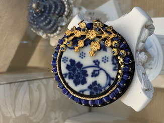 宮下なおみ 陶器ブローチ ¥10,000 陶器、チェコガラス、USAメタル、裏貼り本革 45㎜径