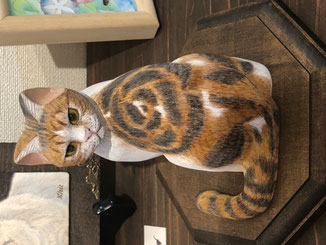 斉藤周子 「見返り美人」 ¥55,000 ウッドカービング ジェルトン材、アクリル絵具、レジン 幅100㎜×奥行100㎜×高120㎜